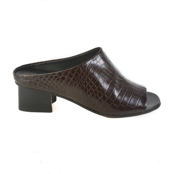NIB croc embossed shoes